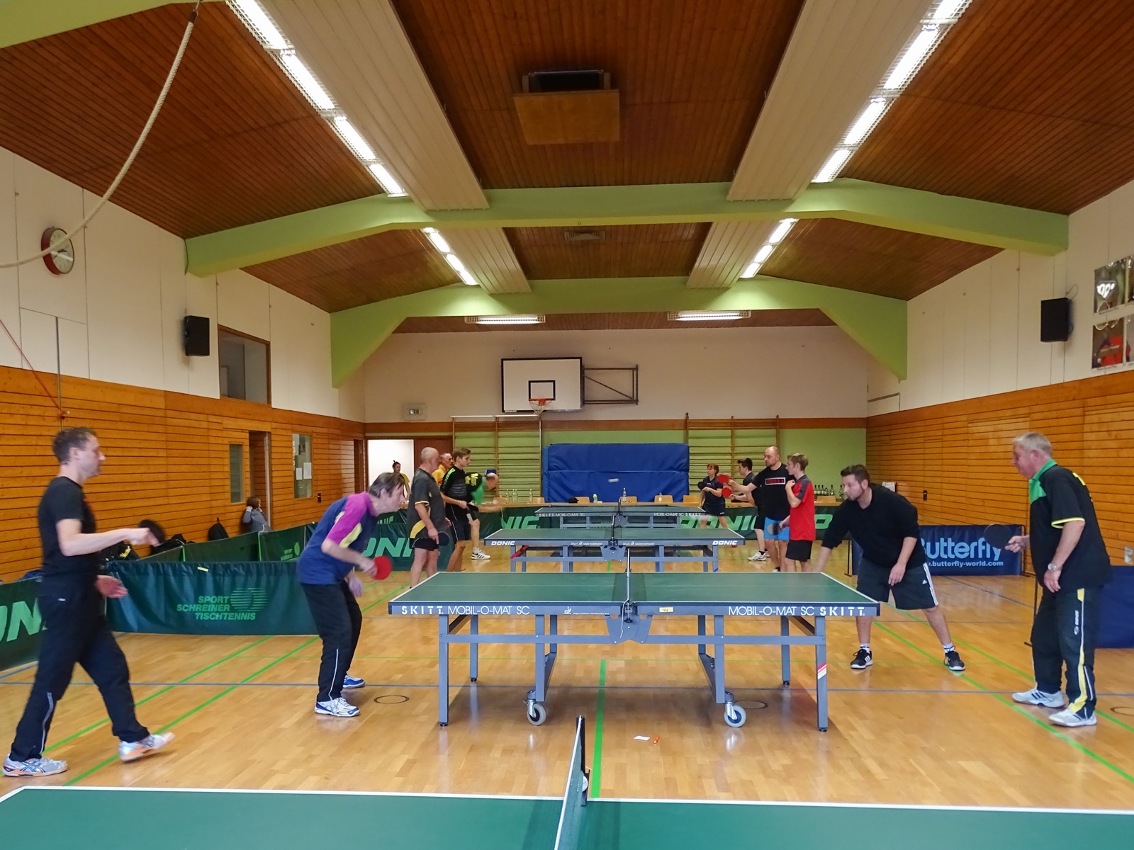 TT_TV2812 Tischtennishalle des TV Wolfenweiler-Schallstadt mit mehreren Platten während eines Spieltags