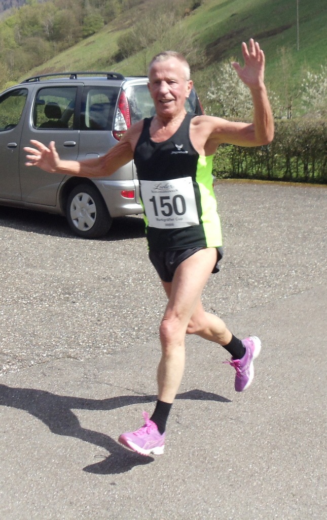 laeufer_2015_11_gross Läuferinnen und Läufer der Laufgruppe des TV Wolfenweiler-Schallstadt bei einem Wettkampf 2015