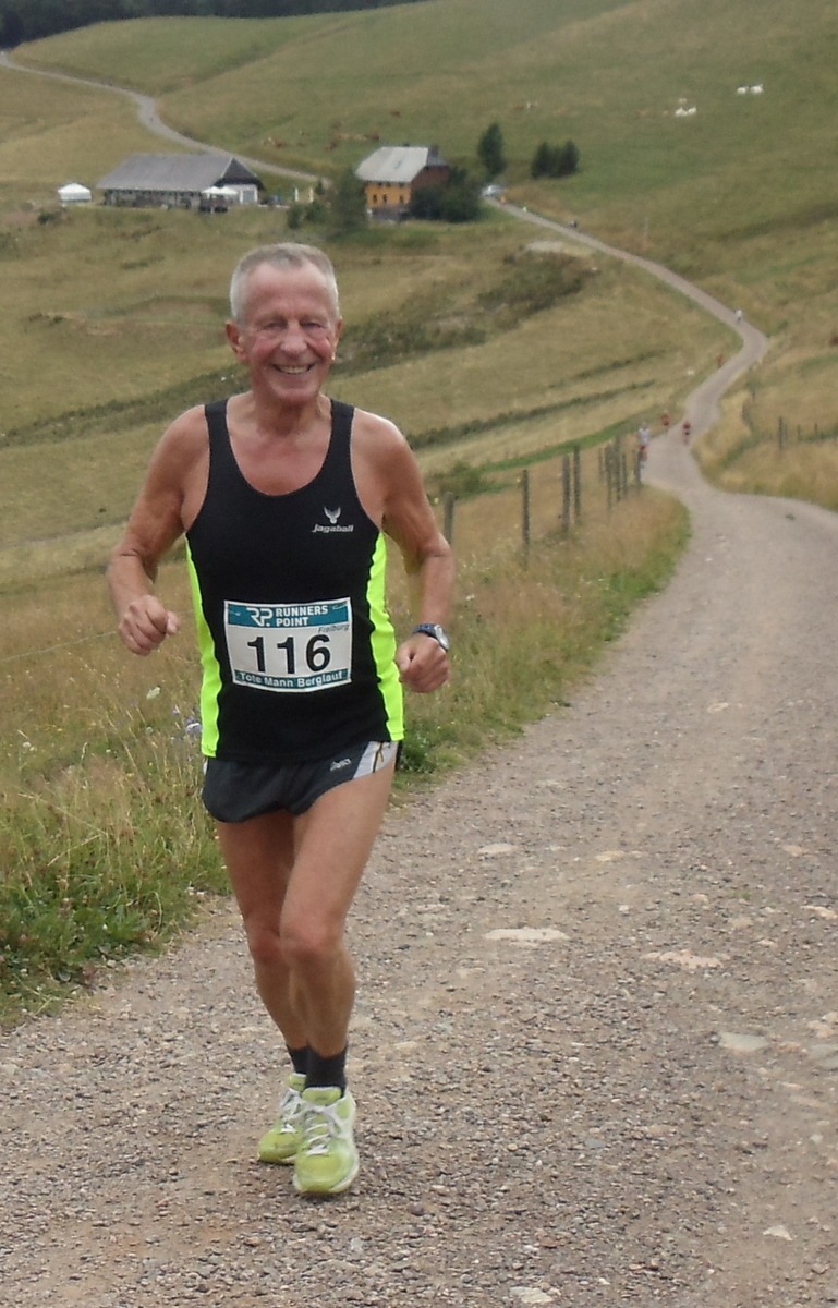 laeufer_2015_16_gross Läuferinnen und Läufer der Laufgruppe des TV Wolfenweiler-Schallstadt bei einem Wettkampf 2015