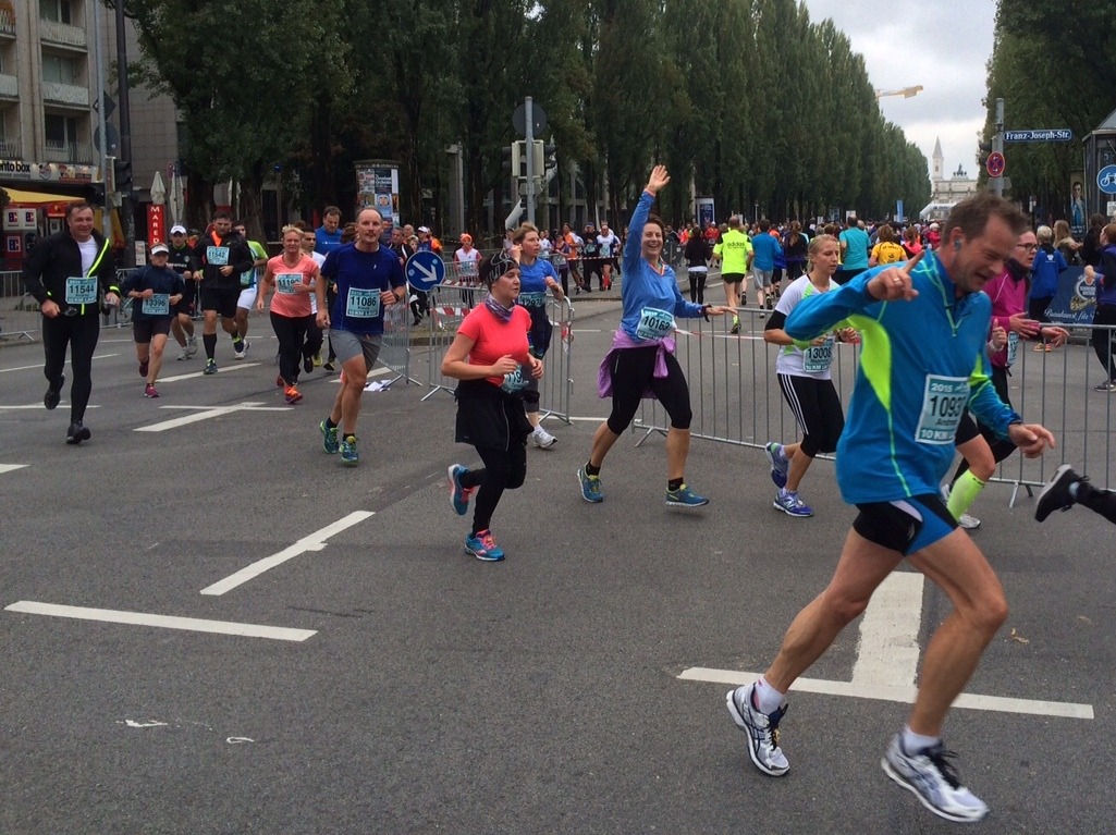 laeufer_2015_17_gross Läuferinnen und Läufer der Laufgruppe des TV Wolfenweiler-Schallstadt bei einem Wettkampf 2015