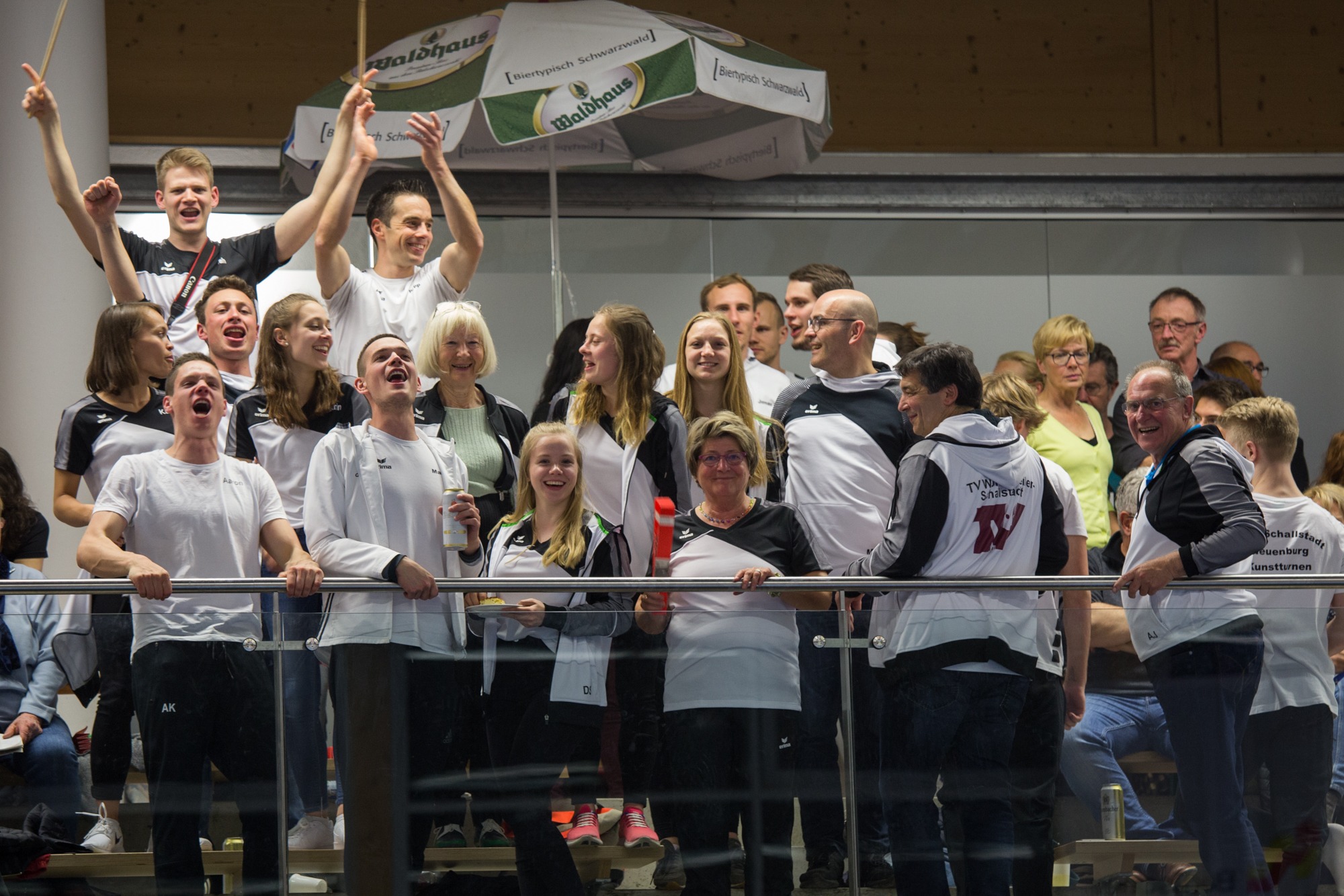 oberliga_2019_22 Aktive und Fans des TV Wolfenweiler-Schallstadt jubeln beim Oberliga-Turnwettkampf 2019
