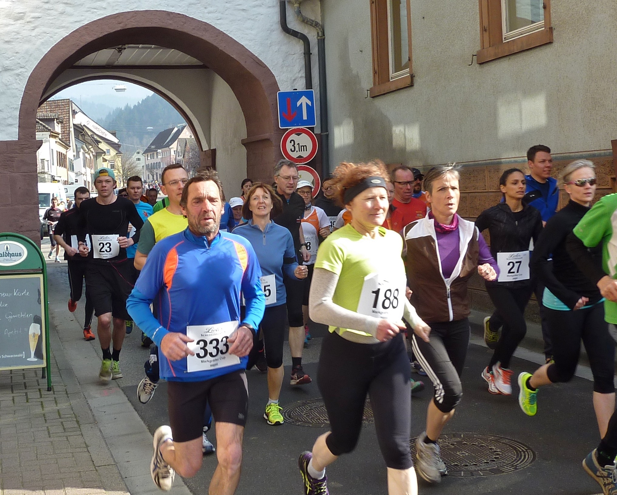 laeufer_2016_10_gross Läuferinnen und Läufer der Laufgruppe des TV Wolfenweiler-Schallstadt bei einem Wettkampf 2016