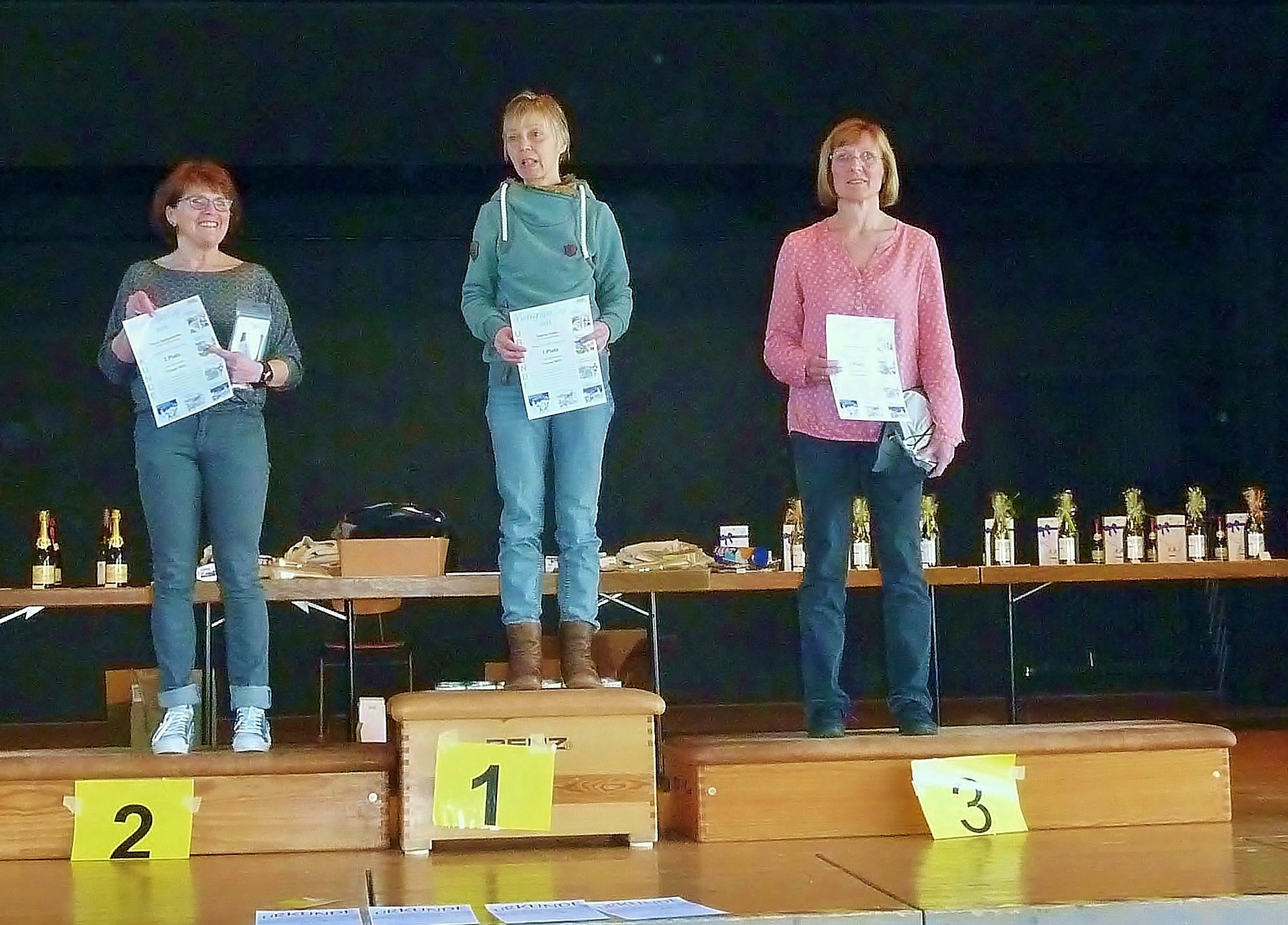 laeufer_2016_12_gross Läuferinnen und Läufer der Laufgruppe des TV Wolfenweiler-Schallstadt bei einem Wettkampf 2016