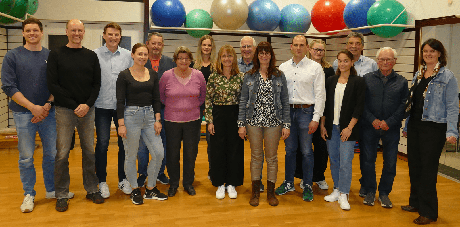 vorstand_2024 Gruppenfoto der Vorstandschaft des TV Wolfenweiler-Schallstadt 2024 in der Turnhalle